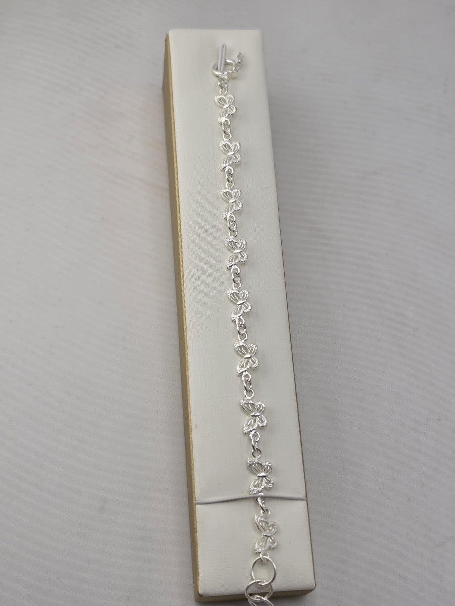 Pulsera de plata 950 de racimo y la otra es una mariposa